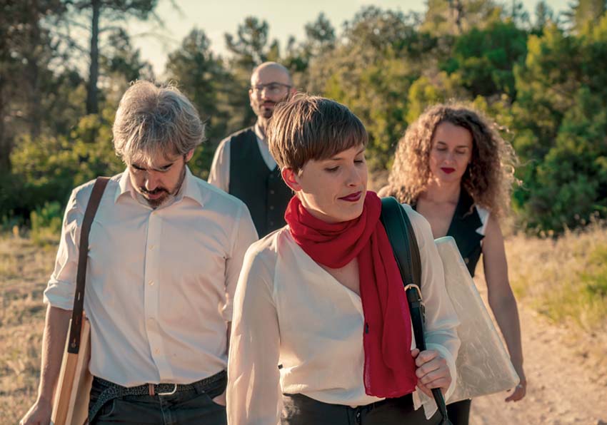 Imatge del esdeveniment:Dos dones i dos homes, components d'Eixa